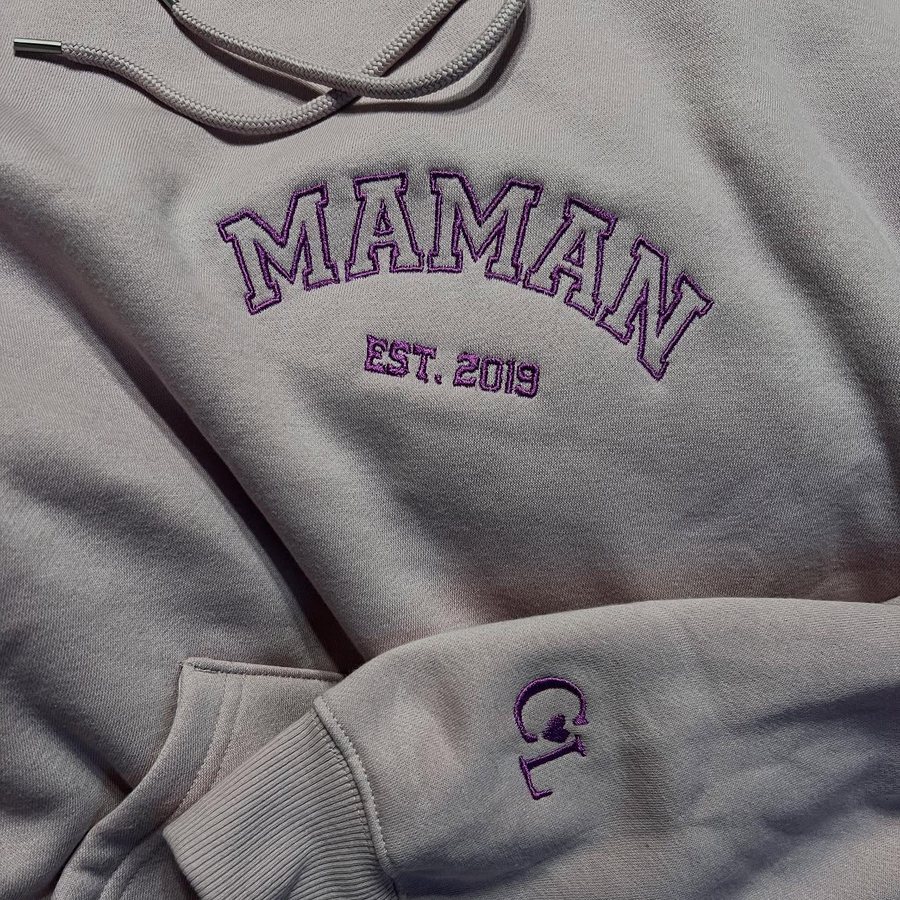 Hoodie brod&eacute; Maman avec initiales sur la manche