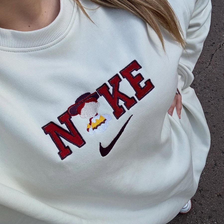 Hoodie brod&eacute; d&eacute;tourn&eacute; sur base Nike