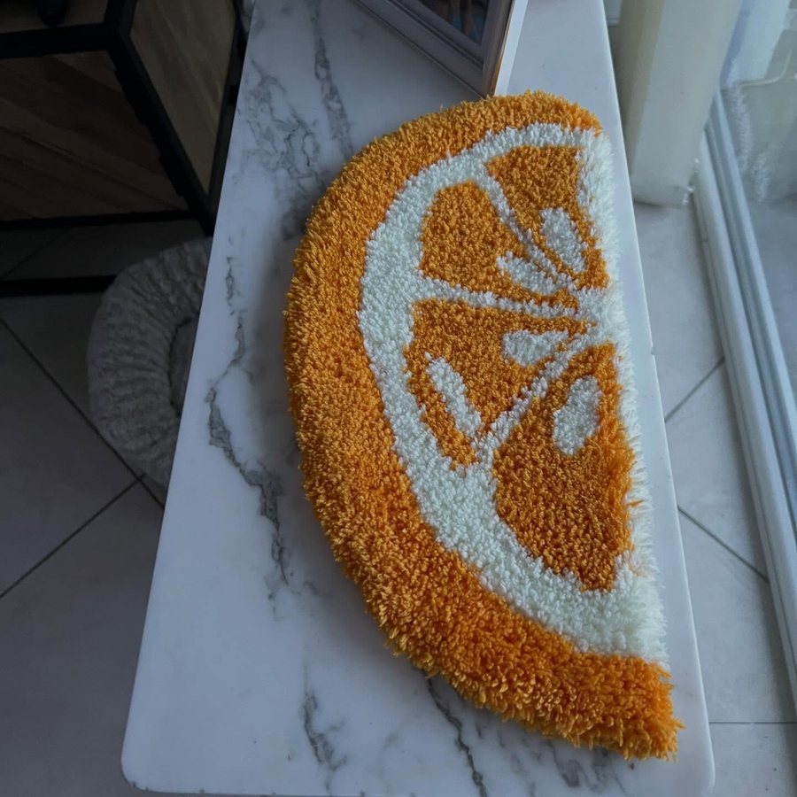 Tapis tuft&eacute; en forme de tranche d'orange